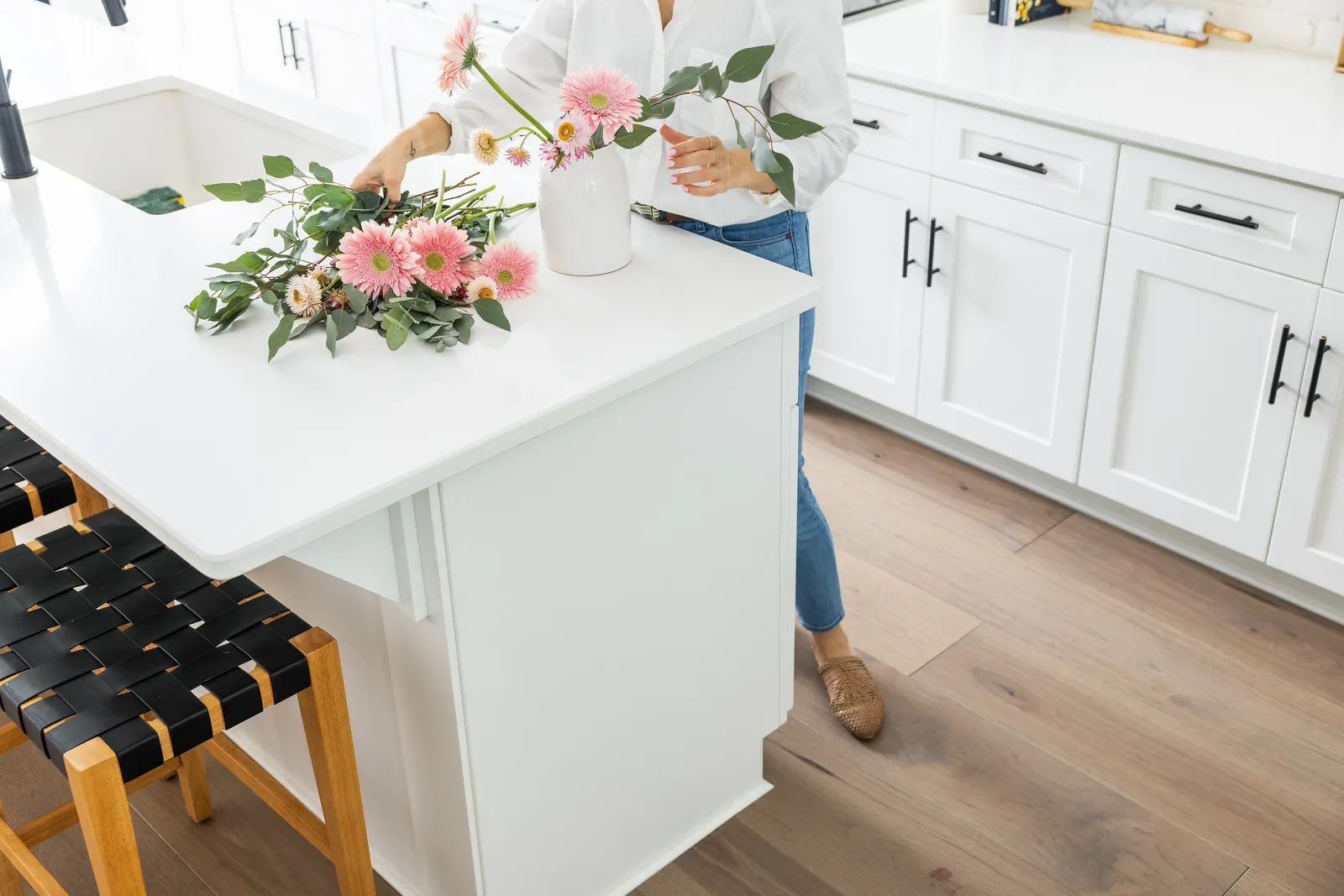 Shaw Landmark Sliced Hickory hardwood in a white kitchen, a hardwood pick from a Shaw dealer