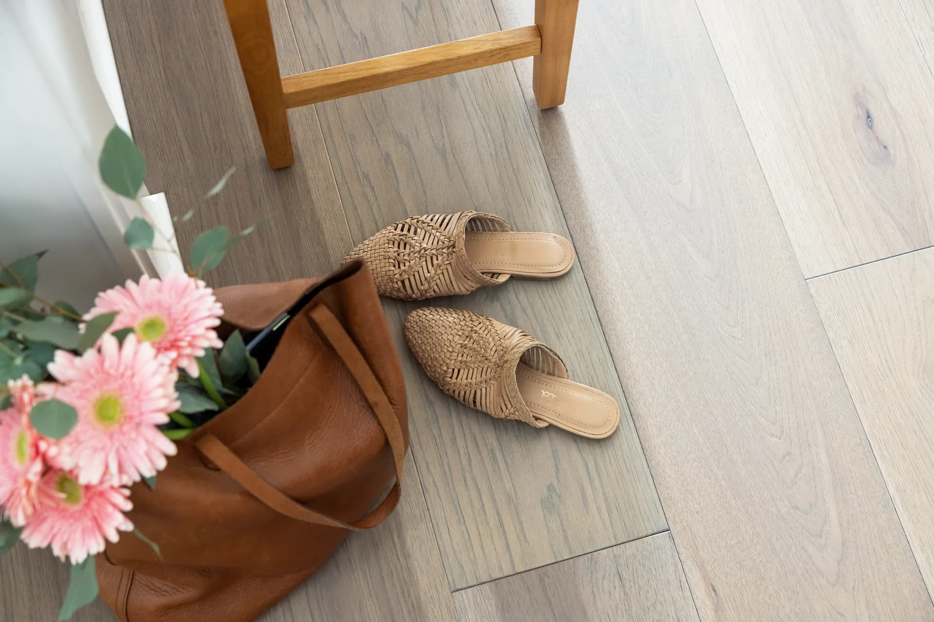 Shaw Landmark Sliced Hickory hardwood floor in Crater Lake, styled entryway — Shaw dealer in Winter Haven, FL